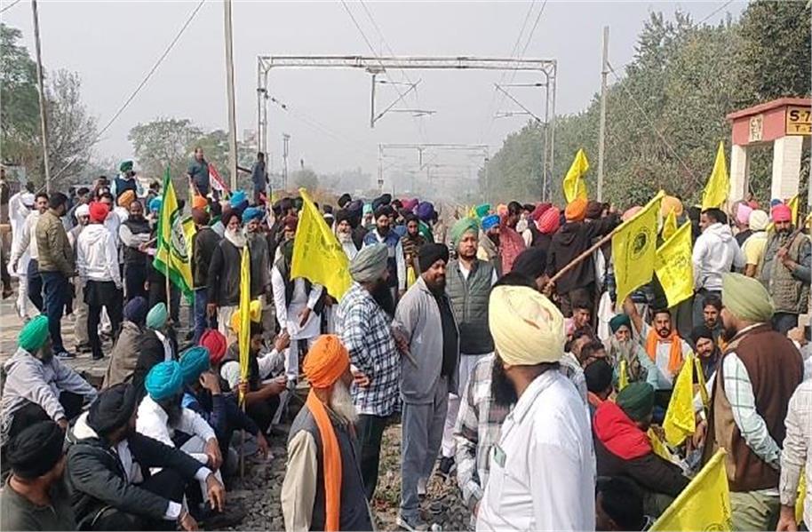 4 दिनों से धरने पर बैठे किसानों ने किया बड़ा ऐलान, जालंधर नेशनल हाईवे पर लगा धरना खत्म
