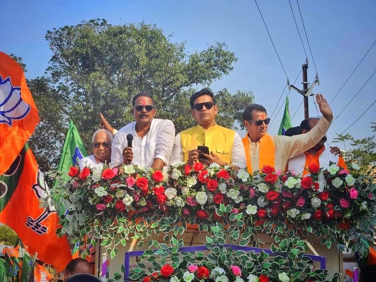 BJP प्रत्याशी के समर्थन में प्रचार करने पहुंचे रामायण के लक्ष्मण: कांग्रेस पर चलाए सियासी बाण, सांसद रवि किशन ने भी गिनाई उपलब्धियां