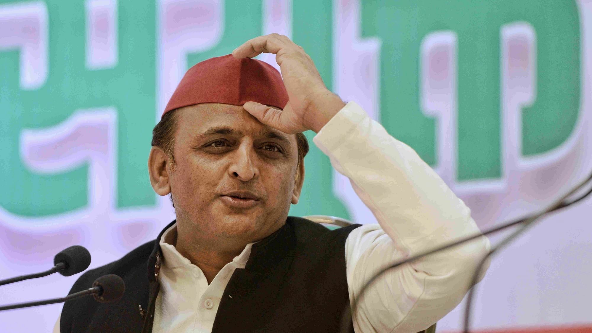मैनपुरी में सरकार पर जमकर बरसे अखिलेश यादव, बोले- सांड़ से जनता की सुरक्षा नहीं कर पा रहे मुख्यमंत्री