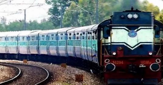 सिग्नल सुधार रहे रेलकर्मी ट्रेन से कटे, दो ने दम तोड़ा