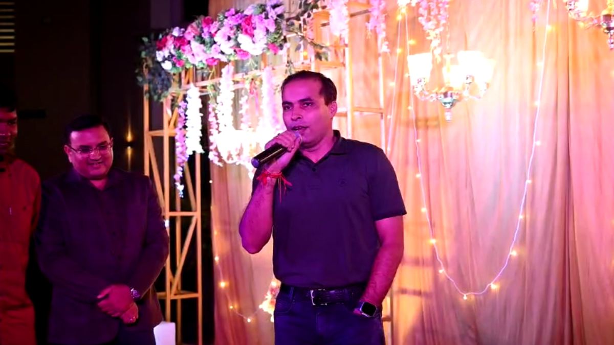अलग अंदाज में दिखे एसपी जितेंद्र शुक्ला, ‘गुलाबी आंखें जो तेरी देखी’ … धुन छेड़ बांधी शमा, देखें Video …