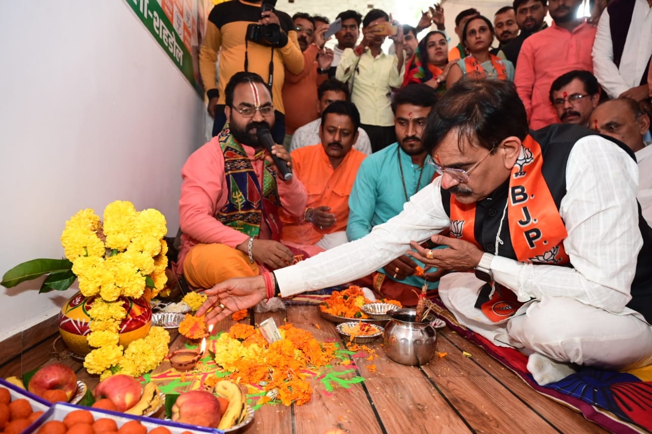 V D शर्मा ने भाजपा कार्यालय का किया लोकार्पण: कार्यकर्ता सम्मेलन में हुए शामिल, दिया जीत का मंत्र
