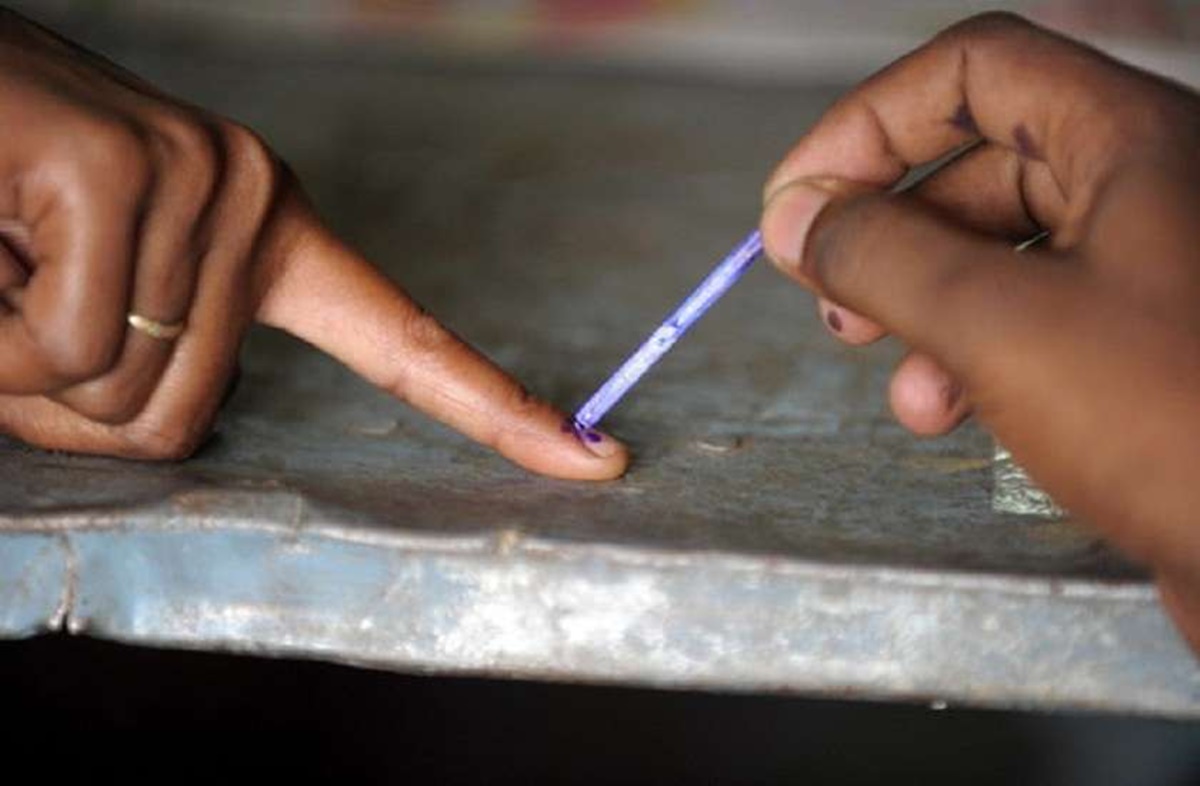 इस मतदान केंद्र में दोबारा डाले जाएंगे वोट: 1223 मतदाता फिर करेंगे मताधिकार का प्रयोग, पूर्व पोलिंग पार्टी सस्पेंड, जानिये कहां लगाई जाएगी स्याही