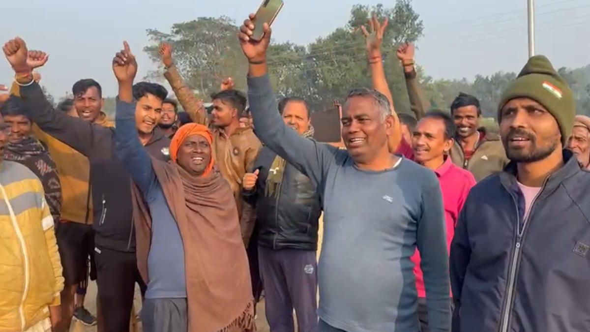‘रोड नहीं, वोट नहीं’, गड्ढों में तब्दील हुई सड़क से परेशान ग्रामीणों ने किया मतदान का बहिष्कार…