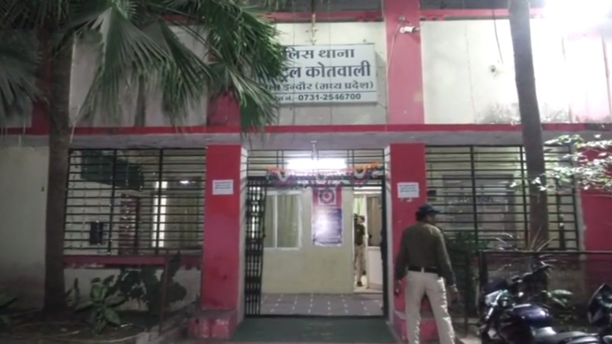 ब्रांडेड कंपनी की कॉपी बेचने पर 2 आरोपी गिरफ्तार: 1 लाख से अधिक का माल जब्त, 500-500 रुपए में बेचते थे टी शर्ट