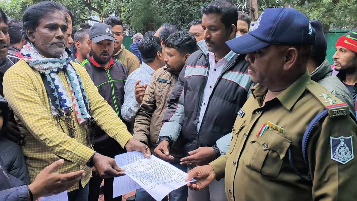 सफाई कर्मियाें ने CMO पर लगाए अभद्रता के आरोप, बैठक छोड़कर पहुंचे थाने, कार्रवाई की मांग को लेकर दिया आवेदन