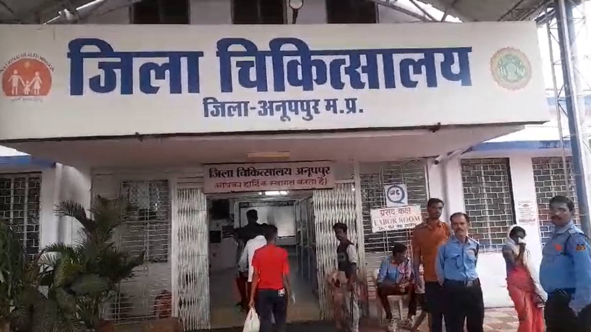 सड़क दुर्घटना में कार चालक की मौतः ट्रक ने लिया अपनी चपेट में, एक गंभीर, कार के उड़े परखच्चे