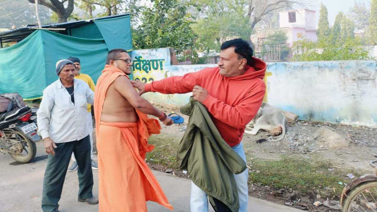 संत ने डॉक्टर को पीटा: चप्पलों से जमकर की धुनाई, SP से की कार्रवाई की मांग, जानिए क्या है पूरा मामला
