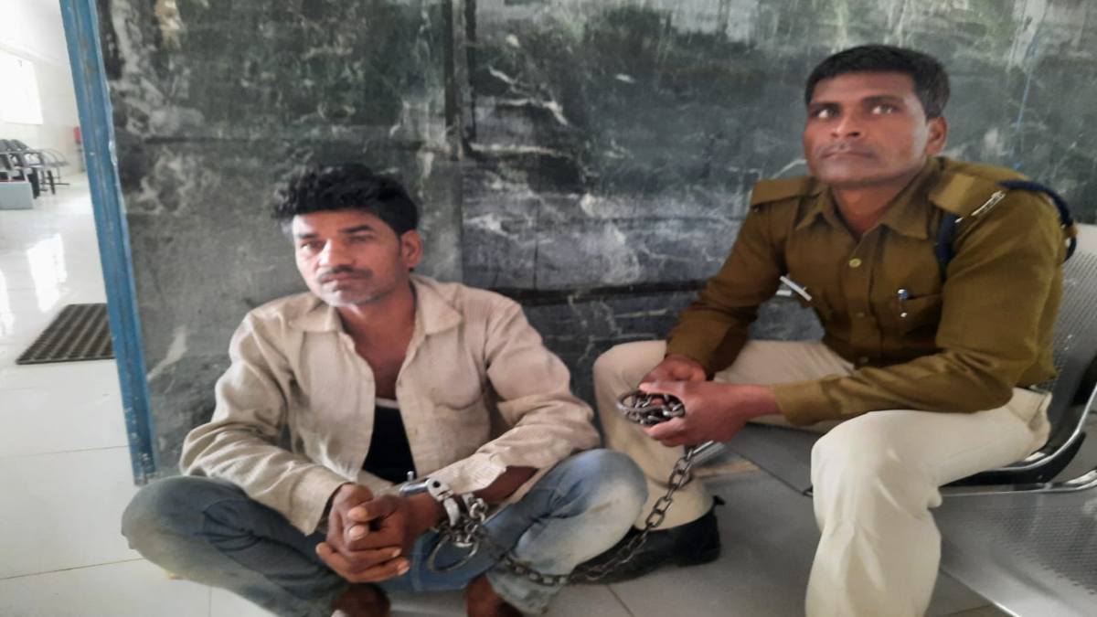 पुलिस के हत्थे चढ़ा हवस का दरिंदा: मासूम को बिस्किट देने के बहाने कमरे में बुलाकर किया था दुष्कर्म, अब पहुंचा सलाखों के पीछे