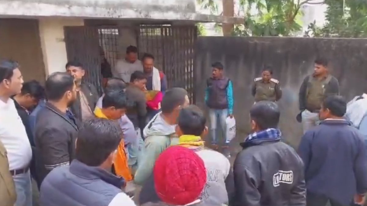 इस लापरवाही का जिम्मेदार कौन ? नसबंदी के दौरान महिला की मौत, गुस्साए परिजनों ने अस्पताल में की तोड़फोड़