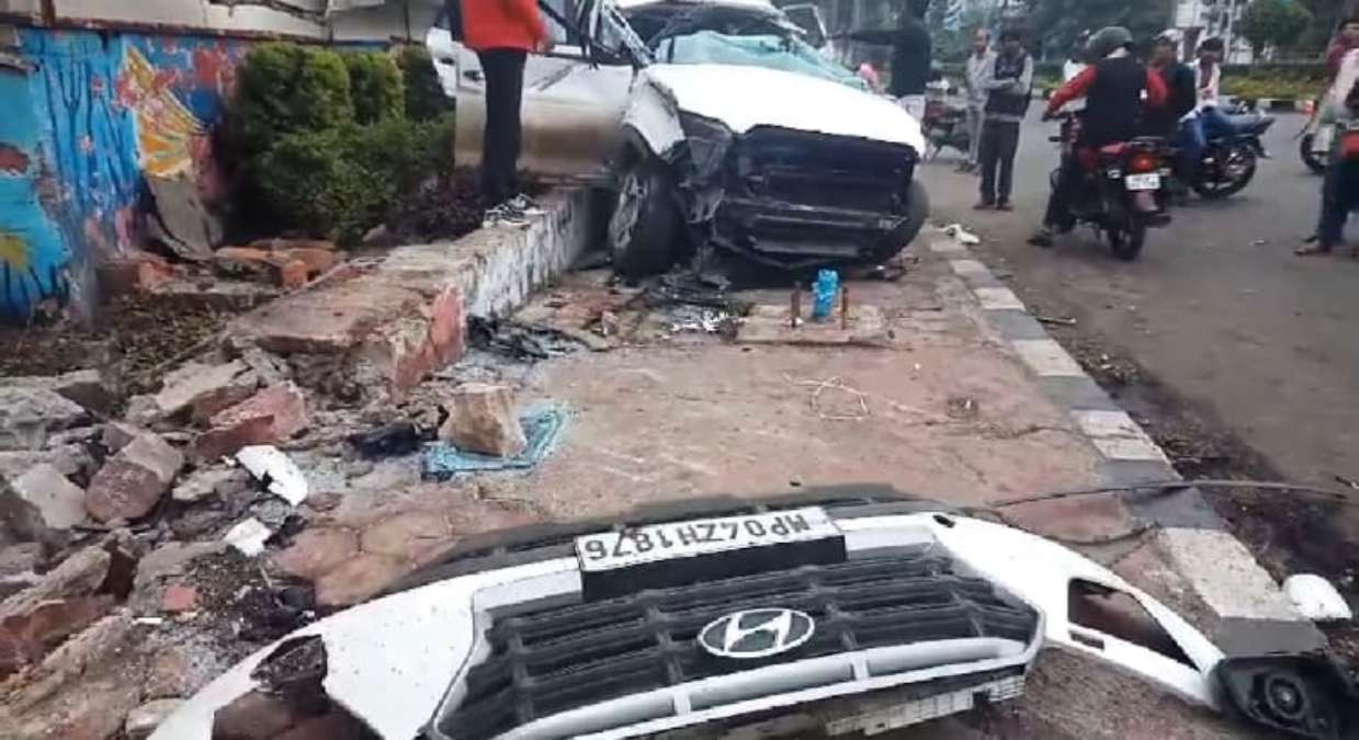 राजधानी में दर्दनाक हादसा: फुटपाथ पर चढ़ी कार, तीन लोगों की मौत, 2 की हालत गंभीर