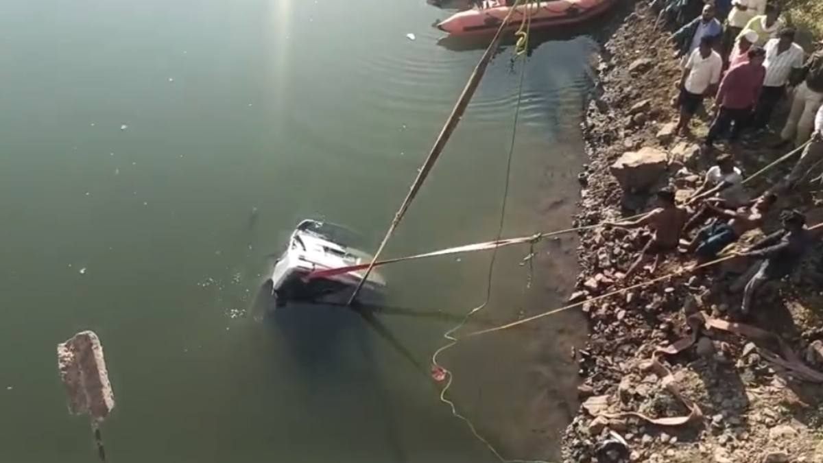 कातिल पुल और कितनों की लेगा जान ? पुल की रेलिंग तोड़ नदी में गिरी कार, 2 की मौत, दो कांच तोड़कर बाहर निकले, केंद्रीय मंत्री ने मुआवजे की कही बात