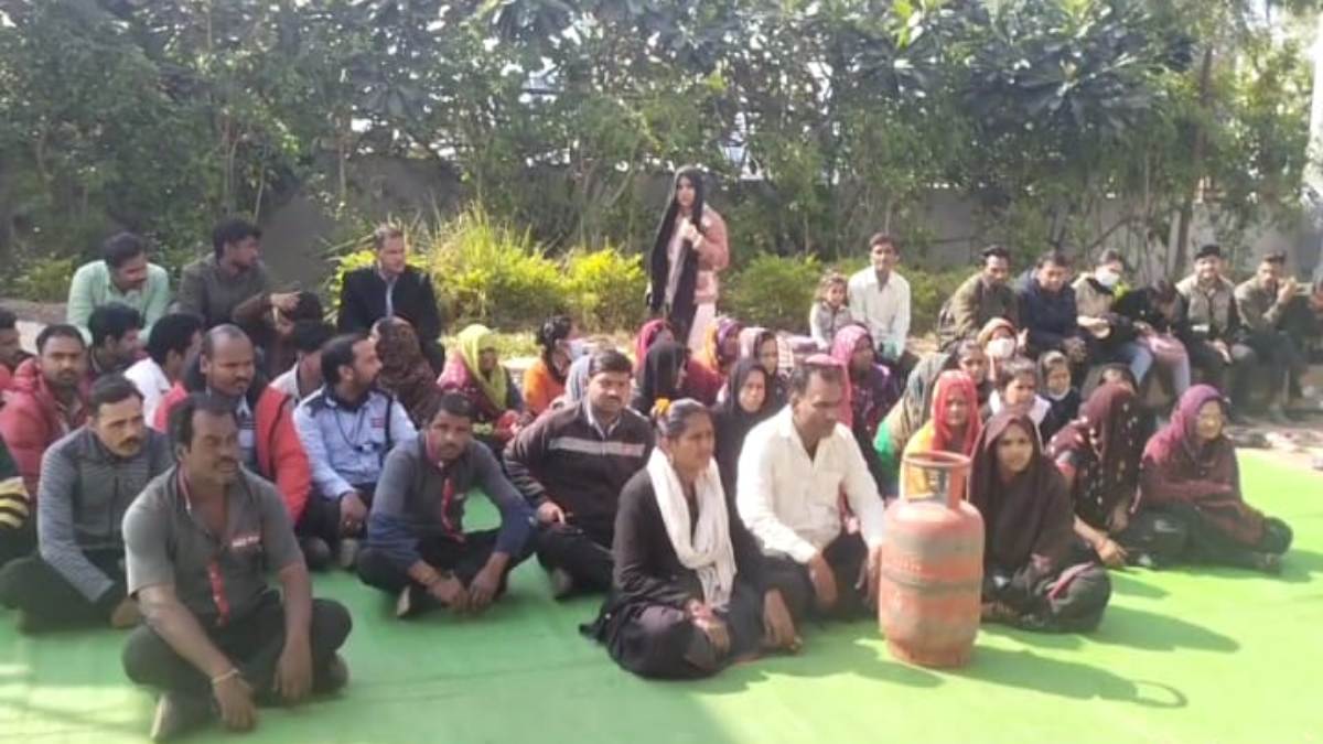 आउटसोर्स कर्मचारियों का अनोखा प्रदर्शन: गैस सिलेंडर रखकर दिया धरना, 5 महीने से वेतन नहीं मिलने से परेशान
