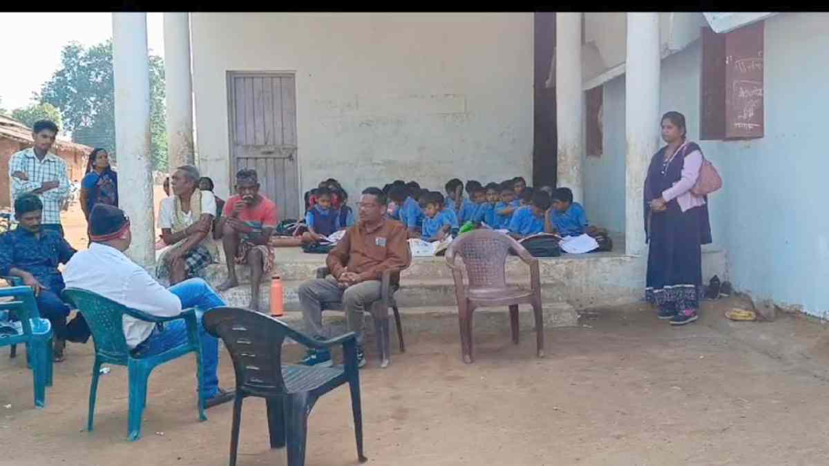 बच्चे रंगमंच में पढ़ाई करने मजबूर : जर्जर स्कूल भवन की मरम्मत का काम 2 साल बाद भी अधूरा, ग्राम पंचायत ने कमीशन के लालच में चहेते ठेकेदार को दिया था काम