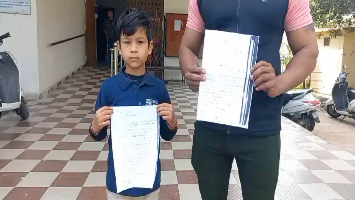 निजी स्कूल की मनमानी: पूरे साल की फीस न जमा करने पर छात्र को परीक्षा में बैठने से रोका, परिजनों ने की कार्रवाई की मांग