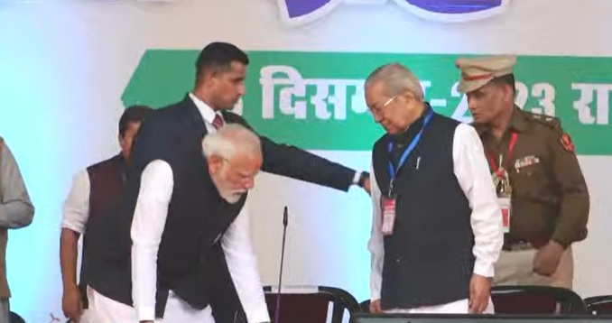 CG News: पीएम मोदी ने मुख्यमंत्री के शपथ समारोह में दिखाया बड़प्पन, सोशल मीडिया में वायरल हो रहा उनका ये 2 Video