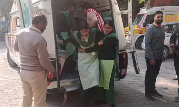 खाना खाने से बीमार हुए बच्चों के मामले में ठेकेदार  गिरफ्तार, स्कूल हॉस्टल की कैंटीन का ठेका भी रद्द