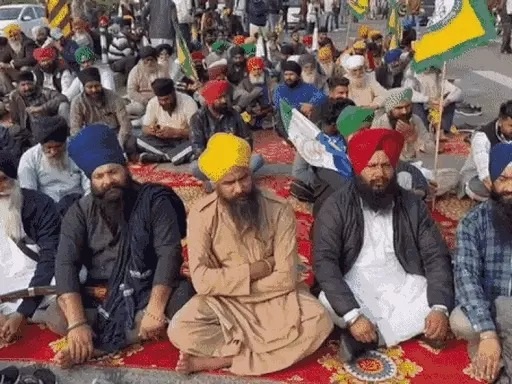 किसानों ने गन्ने के रेट की मांग को लेकर जालंधर-पठानकोट हाईवे जाम किया