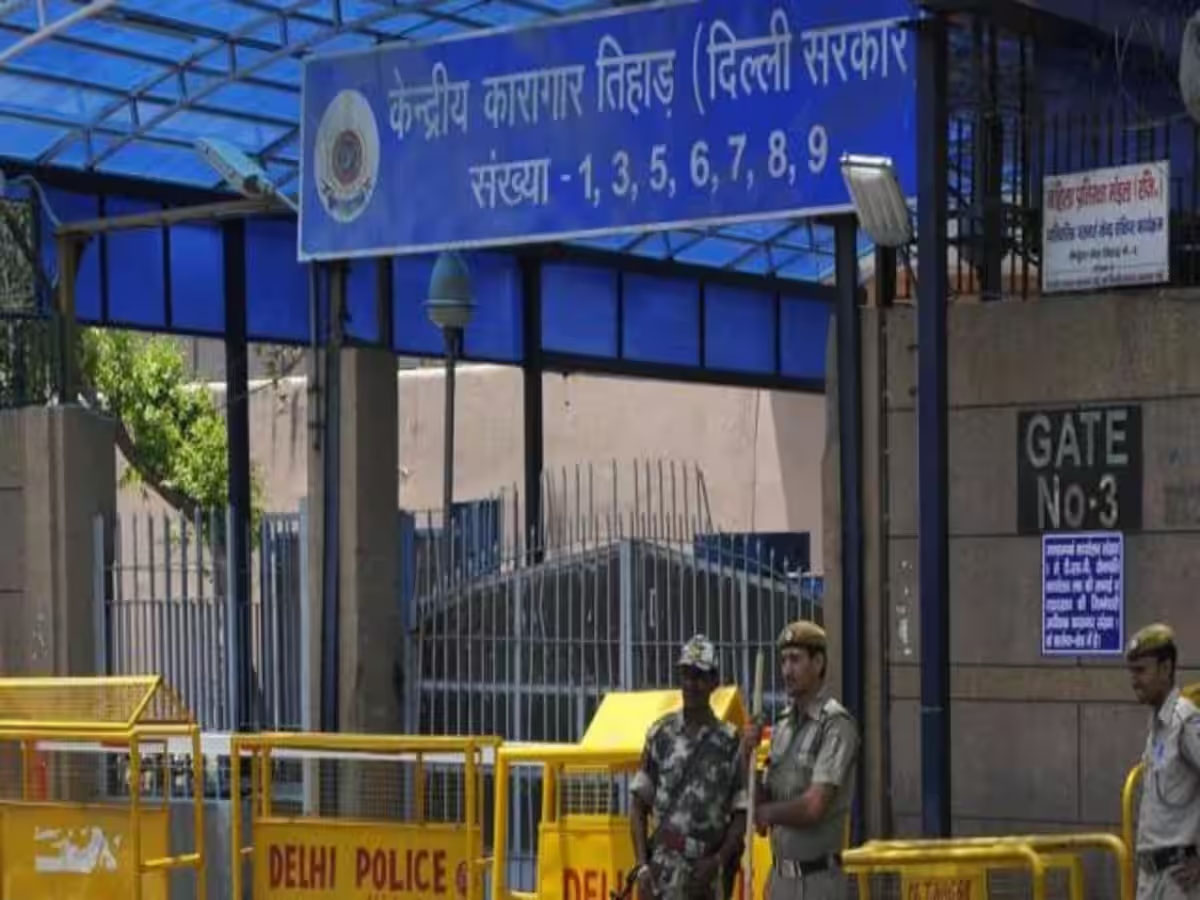 तिहाड़ जेल प्रशासन ने 50 कर्मचारी कर्मचारियों पर की बड़ी कार्रवाई