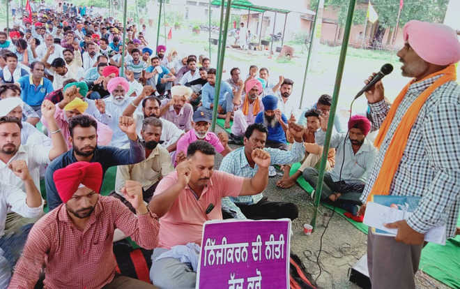 पावरकॉम के ठेका मुलाजिम कर रहे सरकार के खिलाफ 12 बजे से रोड जाम