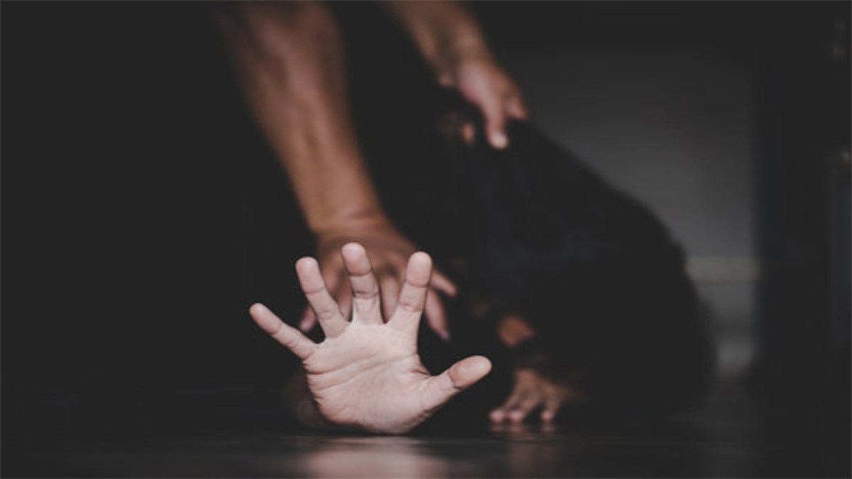 नोक-झोक के बाद घर से बाहर निकली महिला… मदद के बहाने रिश्तेदार ने दोस्तों के साथ किया सामूहिक दुष्कर्म