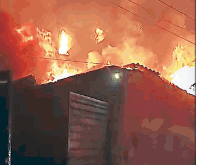 प्लास्टिक फैक्टरी में लगी आग, 14 दमकल विभाग की गाड़ियां मौके पर पहुंची