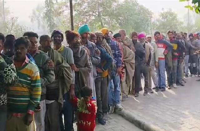 नशा मुक्ति की दवा लेने पहुंचे 2 जिलों के लोग, भीड़ इतनी कि दवा लेने मारपीट