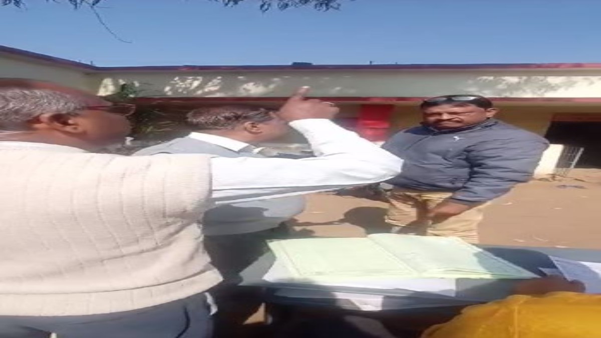 प्रिंसिपल के नाम के आगे लाल पेन से निशान बनाना शिक्षक को पड़ा भारी, शिकायत करने थाने पहुंचे प्राचार्य, VIDEO VIRAL