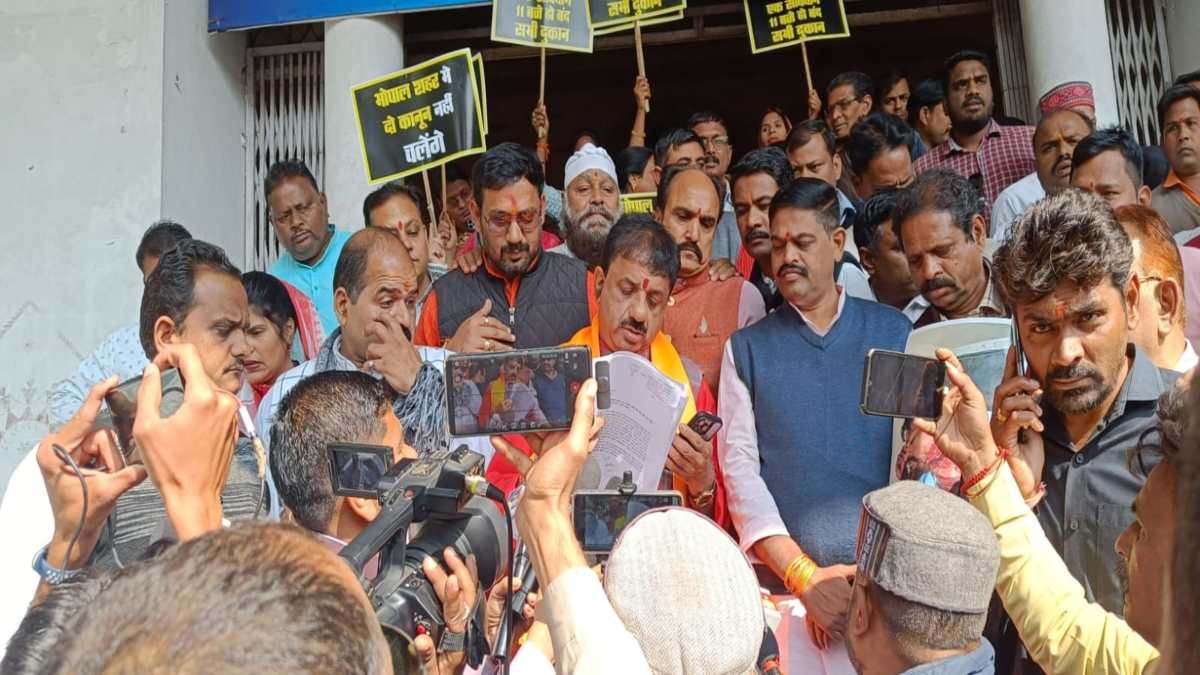 कलेक्ट्रेट पहुंचे पूर्व महापौर: पुराने शहर में रातभर खुली रहने वाली मांस दुकानों का जताया विरोध, कहा- भोपाल में दो कानून नहीं चलेंगे