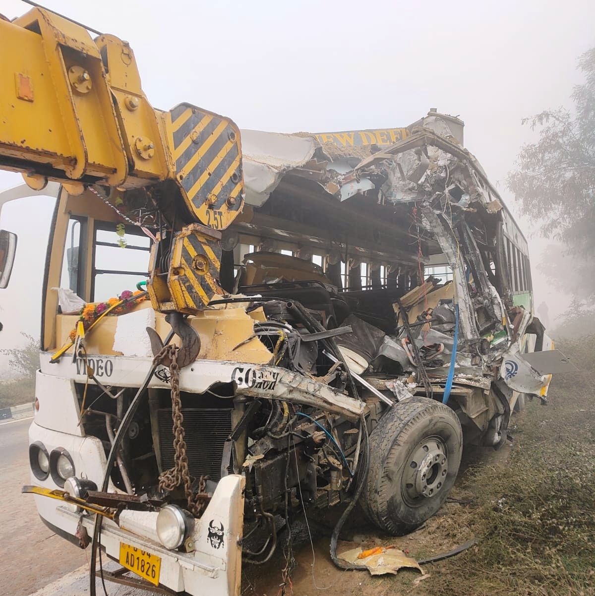 यात्रियों से भरी बस खड़े ट्रक से टकराई, आधा दर्जन लोग घायल, एक की मौत