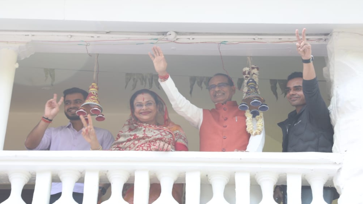 MP Election Result 2023: सीएम शिवराज ने घर की बालकनी पर खड़े होकर पत्नी साधना और दोनों बच्चों के साथ दिखाया विक्ट्री साइन 
