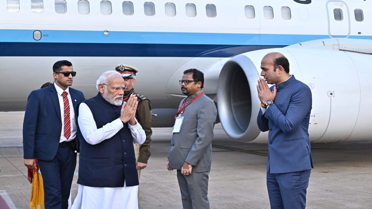 BREAKING : पीएम मोदी पहुंचे रायपुर, शपथ ग्रहण समारोह में होंगे शामिल