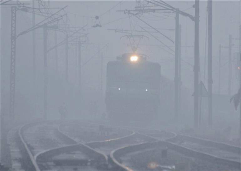 पंजाब में घने कोहरे का प्रकोप, रेल-हवाई यातायात प्रभावित