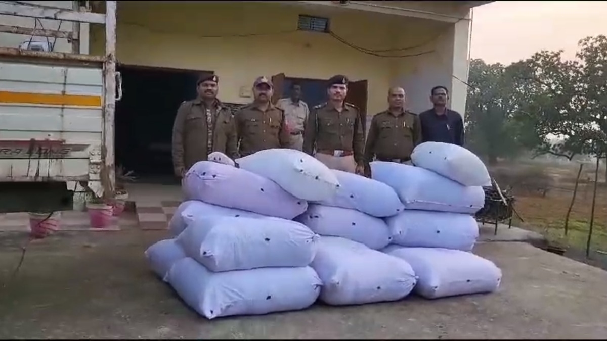 काम नहीं आई चालाकी: मिनरल वाटर के नीचे छिपाकर हो रही थी गांजे की तस्करी, पुलिस ने किया जब्त दो गिरफ्तार