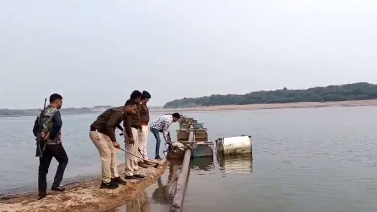 अवैध रेत खनन के खिलाफ कार्रवाई: पुलिस ने कैथोदा घाट से 7 पनडुब्बियां पकड़ी, मौके पर किया नष्ट, ट्रैक्टर-ट्राली के साथ 2 आरोपी गिरफ्तार 