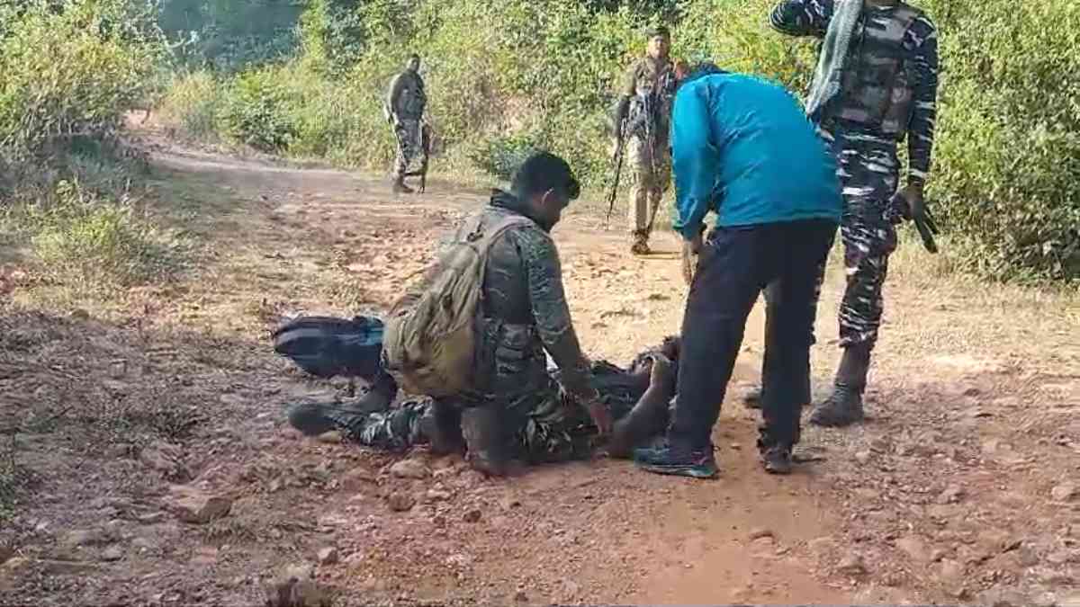 CG BREAKING : नक्सलियों के आईईडी ब्लास्ट में सीआरपीएफ के दो जवान घायल, बाल-बाल बचा पत्रकार