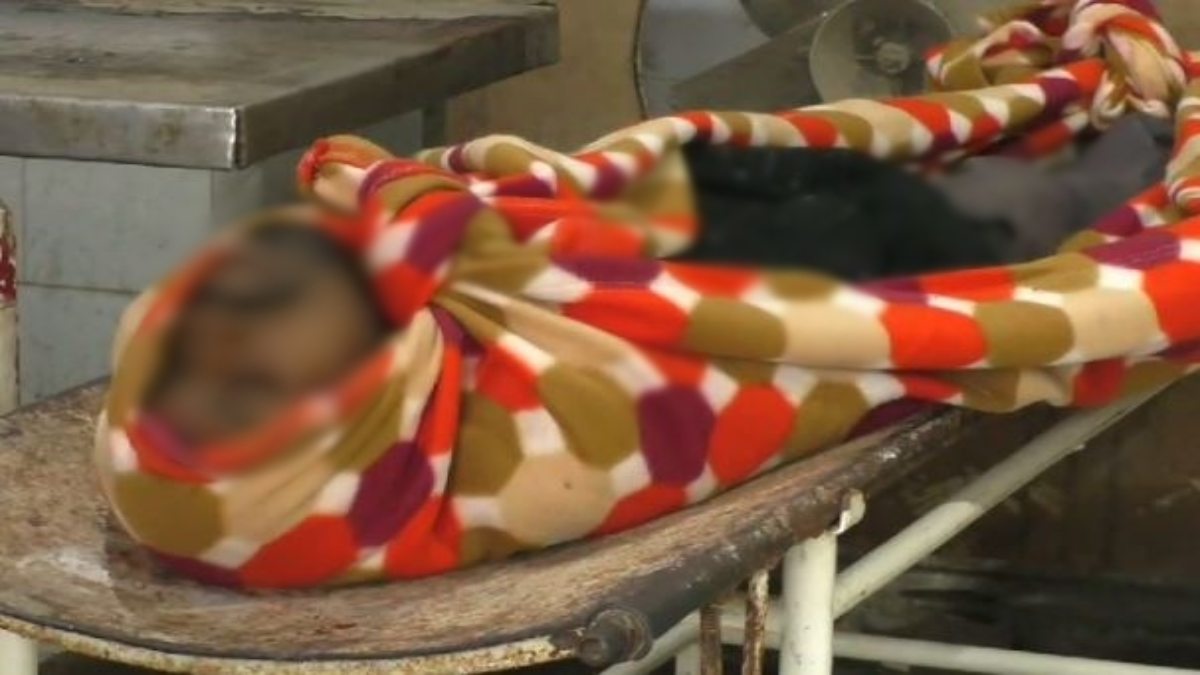 अज्ञात व्यक्ति की लाश मिलने से मचा हड़कंप, पुलिस क्वार्टर के सामने इस हालत में पड़ा मिला शव 