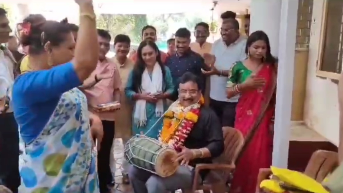 जीत के बाद मंत्रीजी का दिखा अनोखा अंदाज: ढोलक की थाप और किन्नरों का साथ, कुछ इस तरह मनाया जश्न, देखें VIDEO