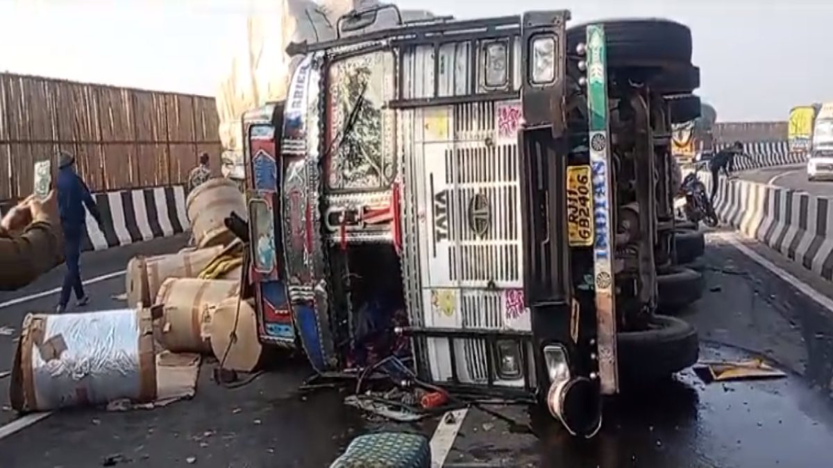बड़ा हादसा टला: अनियंत्रित होकर सड़क पर पलटा ट्रक, बगल से गुजर रही स्कूल बस हुई क्षतिग्रस्त, बच्चे सुरक्षित     