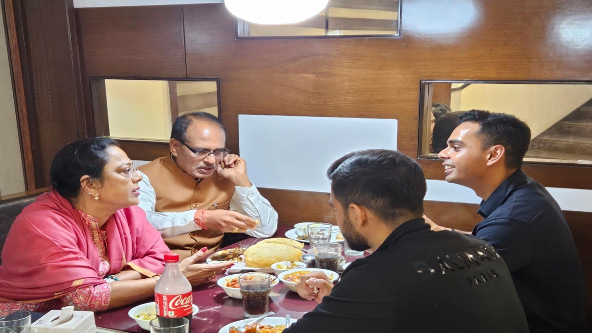 प्रचंड जीत के बाद फुर्सत के पल बिताते दिखे CM शिवराज, पत्नी साधना और बच्चों के साथ यहां पहुंचे भोजन करने  