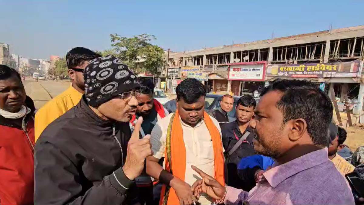 हवलदार का बवाल : पुलिसकर्मी की MLA ने अधिकारी से की शिकायत, फिर विधायक के सामने ही जनपद सदस्य से भीड़ गया कांस्टेबल, देखें VIDEO …