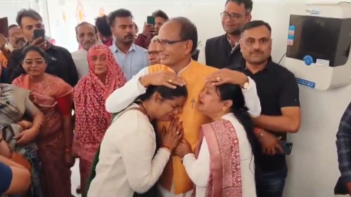 पूर्व CM शिवराज लाडली बहनों के साथ हुए भावुक, फफक-फफक कर रोने लगीं महिलाएं, Video देख आप भी हो जाएंगे इमोशनल