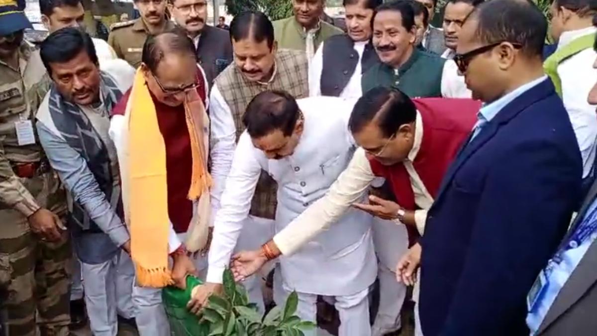 CM शिवराज पहुंचे ग्वालियर: एयरपोर्ट परिसर में किया पौधरोपण, पांचवी बार सीएम बनने के सवाल पर दिया बड़ा बयान