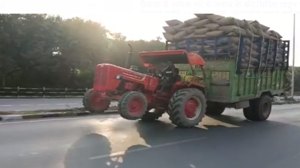 हाईवे पर खतरनाक स्टंट: ओवरलोड ट्रैक्टर को ड्राइवर ने 2 KM तक दो पहिये पर दौड़ाया, हलक पर अटकी जान, देखें VIDEO