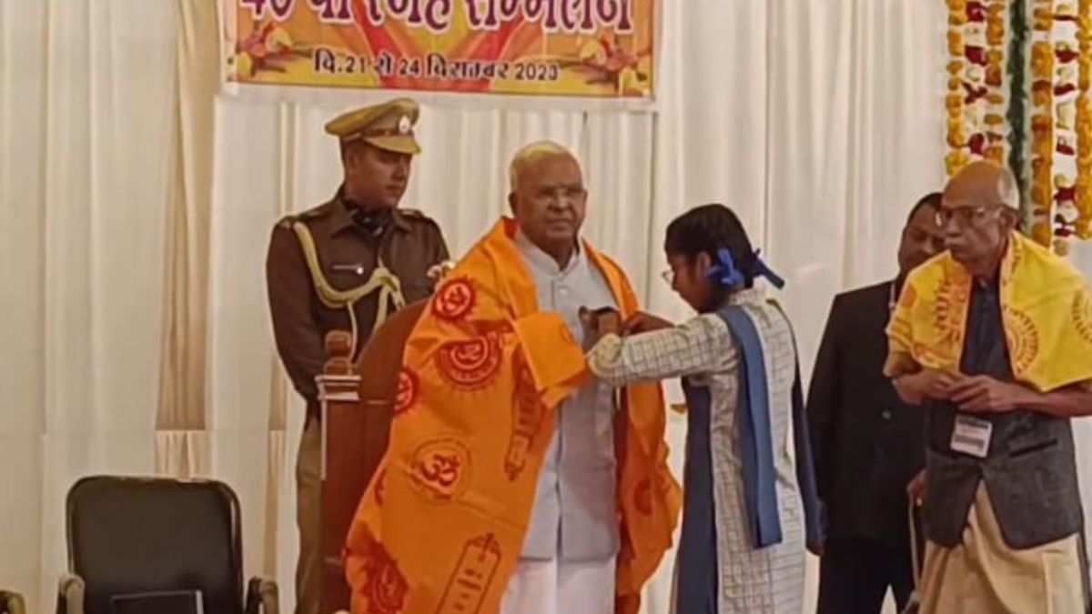 अलीराजपुर पहुंचे राज्यपाल: स्नेह सम्मेलन कार्यक्रम में हुए शामिल, नेत्र दानियों के परिजनों का किया सम्मान