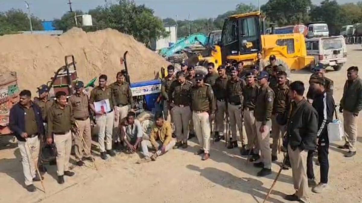 पुलिस की कार्रवाई: रेलवे लाइन निर्माण कार्य में लग रहा चंबल का रेत, 150 ट्राली से अधिक रेत जब्त, दो आरोपी गिरफ्तार