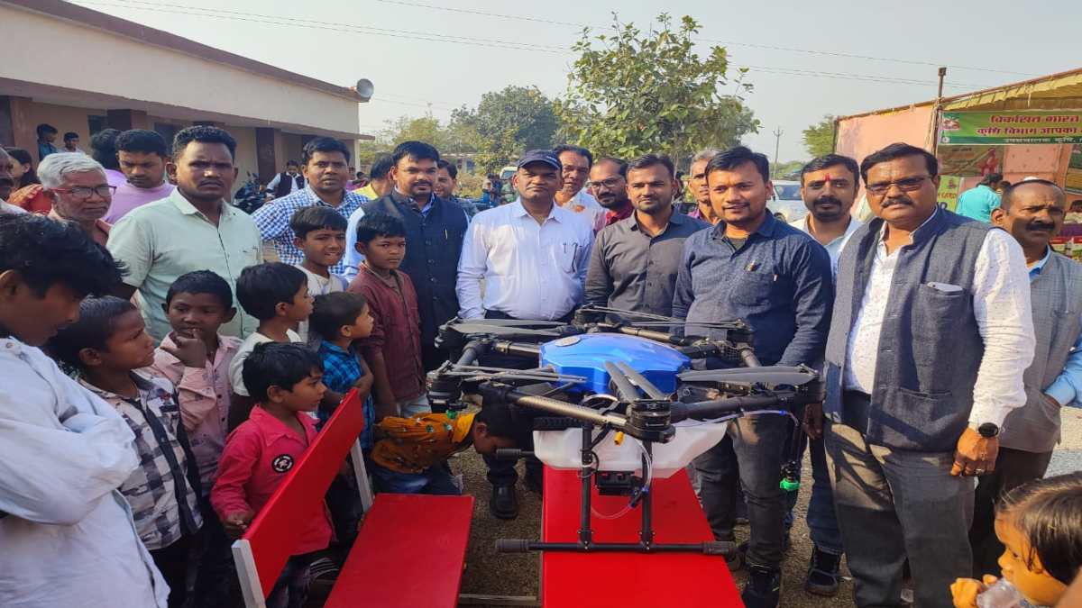 विकसित भारत संकल्प यात्रा : ड्रोन से कीटनाशक का छिड़काव रहा आकर्षण का केंद्र, ग्रामीणों को योजनाओं की दी गई जानकारी