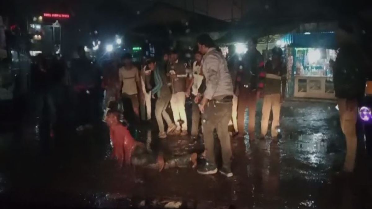 शराब के नशे में हंगामा, लोगों ने कर दी युवक की पिटाई, Video वायरल