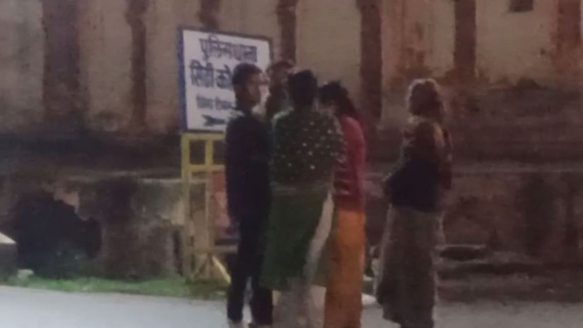 स्कूल के लिए निकली 3 नाबालिग छात्राएं गायबः 18 घंटे बाद यूपी के जालौन प्लेटफार्म पर घूमते मिली
