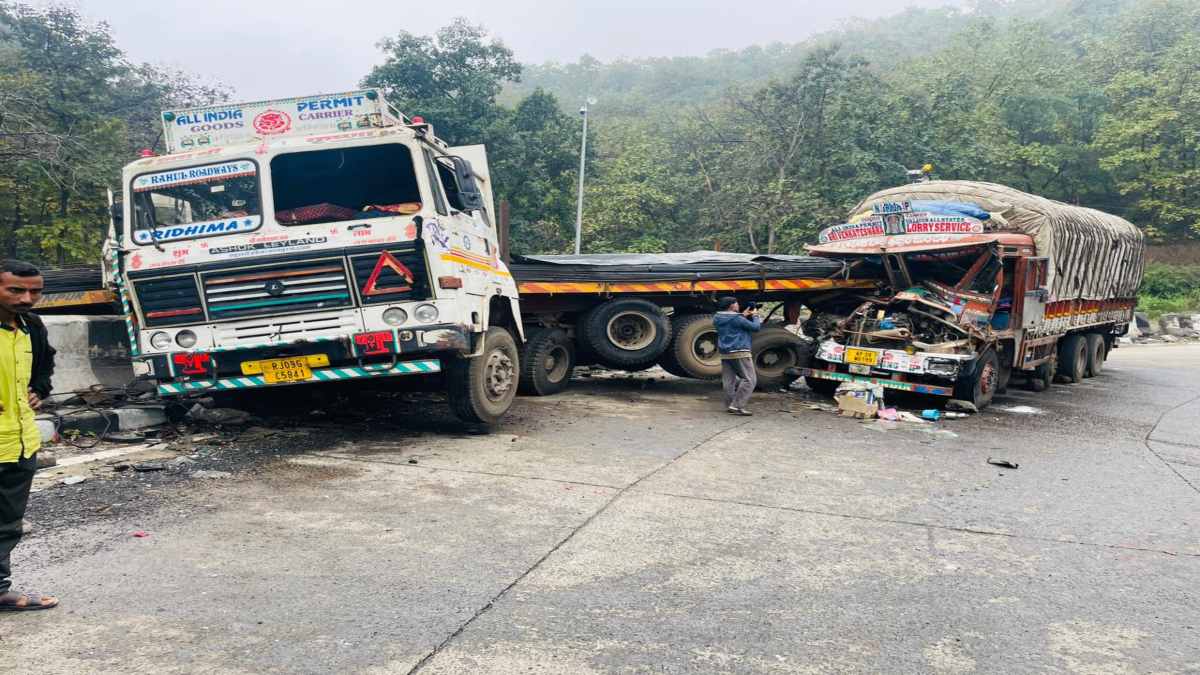 दर्दनाक सड़क हादसाः सड़क किनारे सरिया से लदे ट्रक में  दूसरा ट्रक घुसा, ड्राइवर की घटनास्थल पर ही मौत, क्लीनर घायल